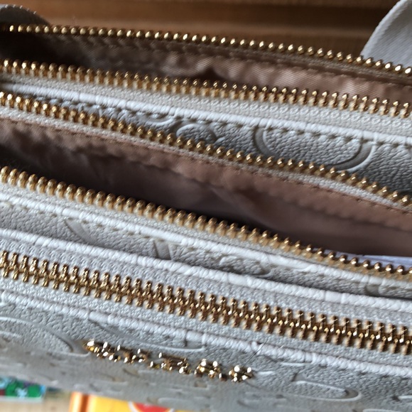 Guess Cross Body Bag, New with tag - Picture 6 of 9